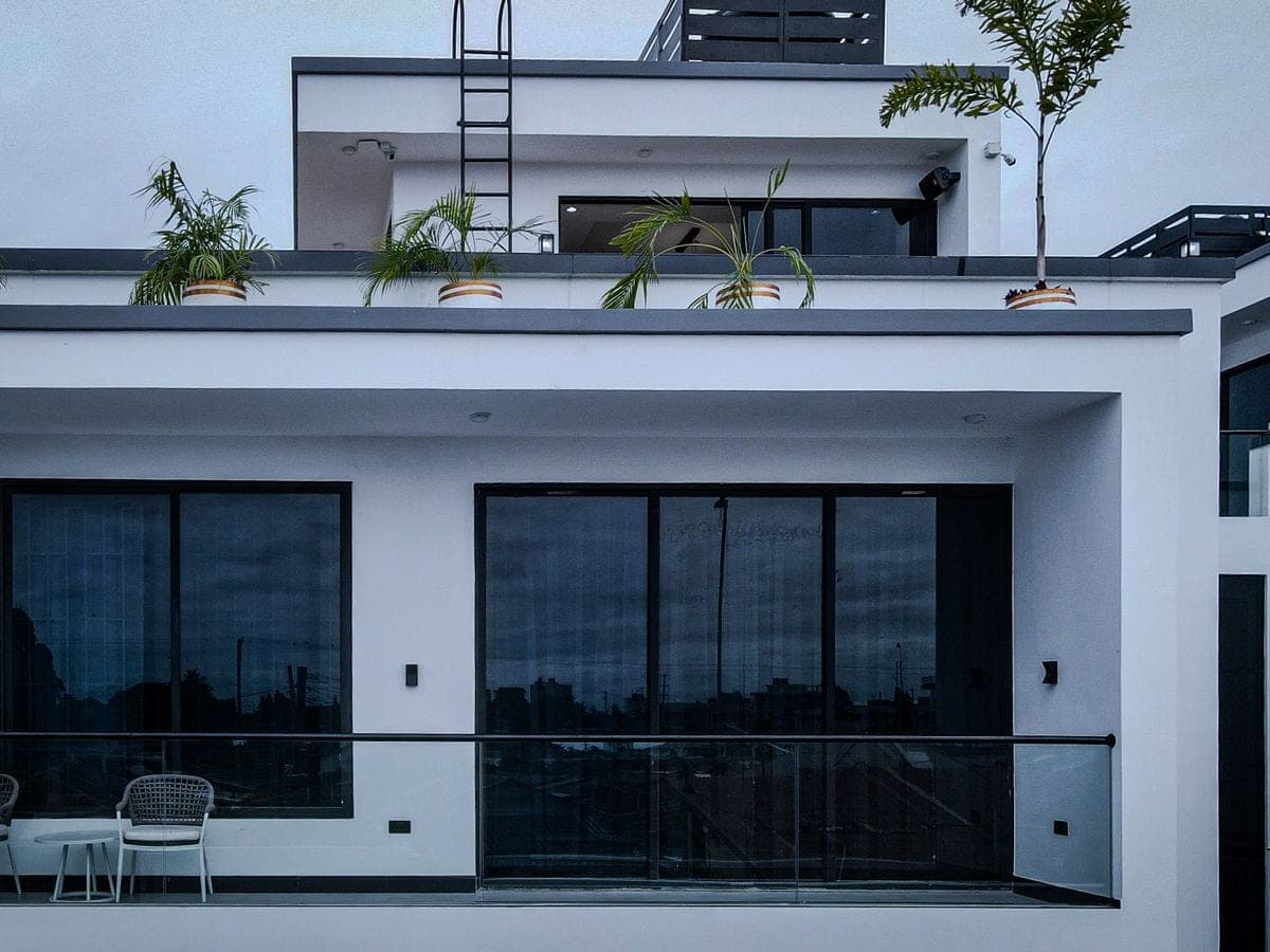 Immeuble de logements récent, terrasse et baies vitrées